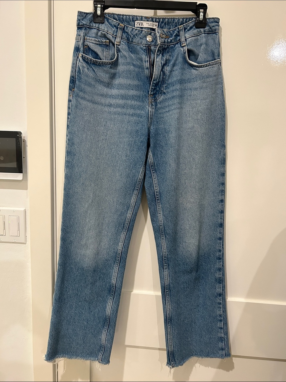 Zara Straight-Leg Jeans – Light Wash Denim – Size US 6 / W28